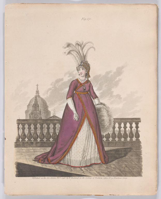 Frau in einem purpurfarbenen und weißen Kleid mit einer Federhaube, die an einem Geländer steht, mit einem Gebäude und Wolken im Hintergrund, beschriftet mit "Fashion of New York, New York Street, 1790."