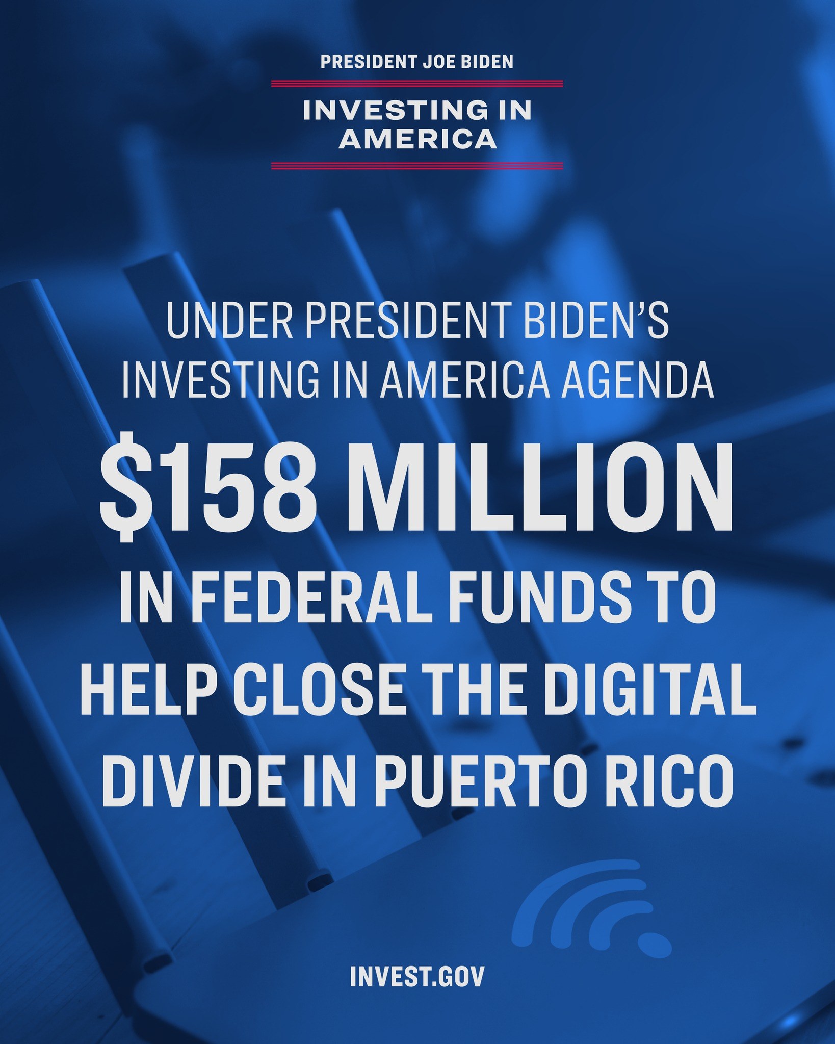 Plakat Ankündigt 158 Millionen Bundesmittel F"ur Puerto Ricos Digitalen Graben Unter Präsident Bidens Investing In America Agenda, Mit Einem Laptop, Papieren Und Einem Kaffeebecher Auf Dem Tisch.