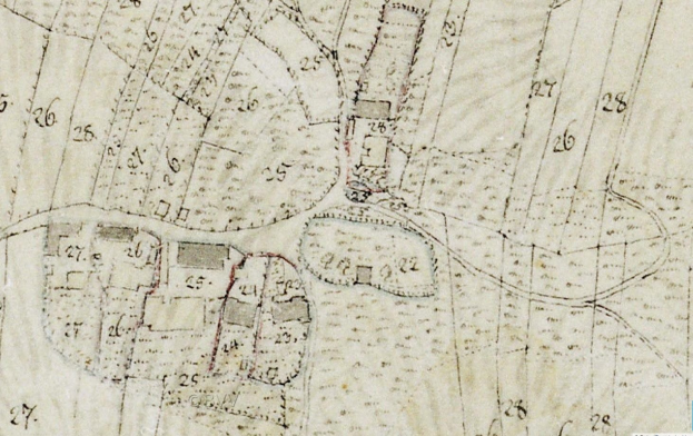 Detailierte alte Stadtkarte mit Gebäuden, Straßen und Text sowie einer Notiz unten, die eine geplante Entwicklung anzeigt.