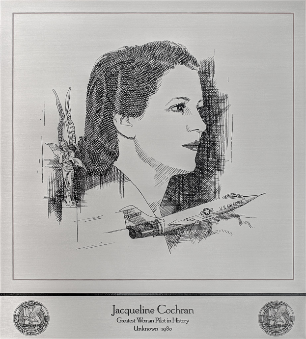 Schwarzes und weißes Porträt von Jacqueline Cochran, der größten Frau-Pilotin der Geschichte, mit ihrem Gesicht in der Mitte des Rahmens, begleitet von Text und zwei Logos unten.