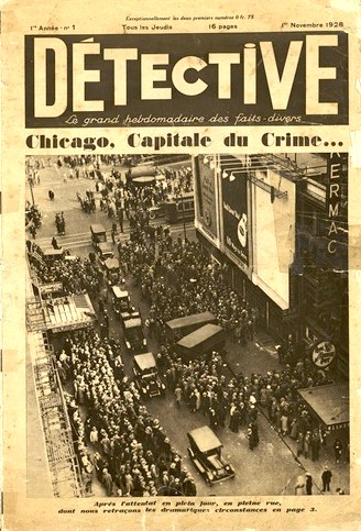 Schwarz-weiß-Fotografie einer belebten Stadtstraße mit Menschen und Fahrzeugen, Gebäuden im Hintergrund und Zeitungsüberschrift "Detektiv, Chicago, Hauptstadt des Verbrechens".