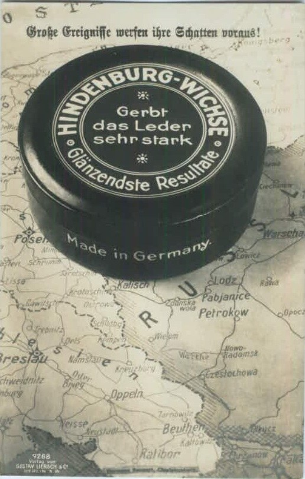 Schwarzes und weißes Foto einer Kiste mit der Aufschrift "Hindenburg-Wiche, Deutschland" mit einer Landkarte im Hintergrund.