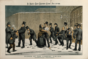 Eine Gruppe von Männern in Zylinder und Fracks steht vor einem Gebäude, mit einer Wand im Hintergrund und einer Lampe, die die Szene beleuchtet, und einem Text unten, der "Szenen der liberalen Union" lautet.